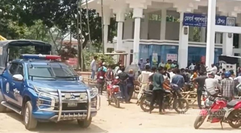 পাম্পের লাইনে দাঁড়ানো নিয়ে ছুরিকাঘাত, আহত ৩